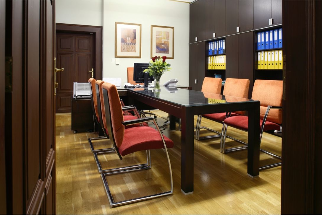 Kancelář s barevnými šanony a červenými křesly