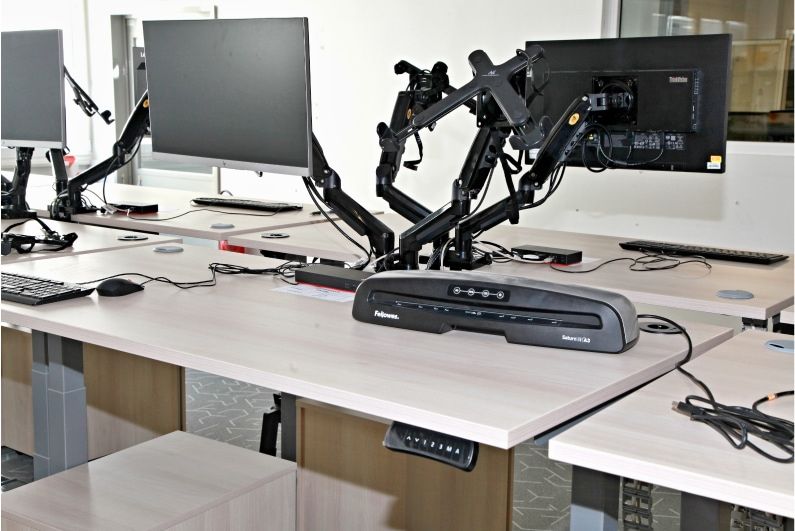 Monitory s ergonomickým držákem