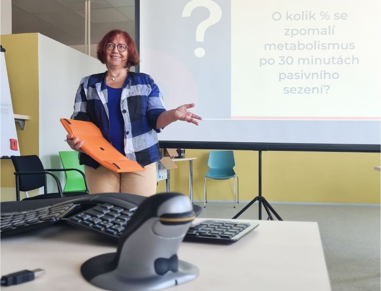 Šárka Daňková přednáší před prezentací