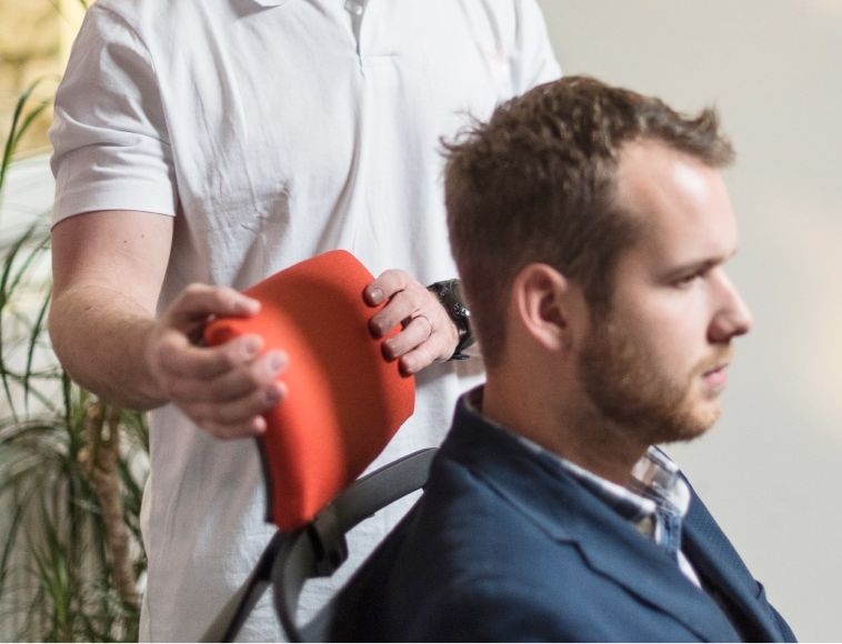 Muž absolvující nastavování polohovatelné červené opěrky