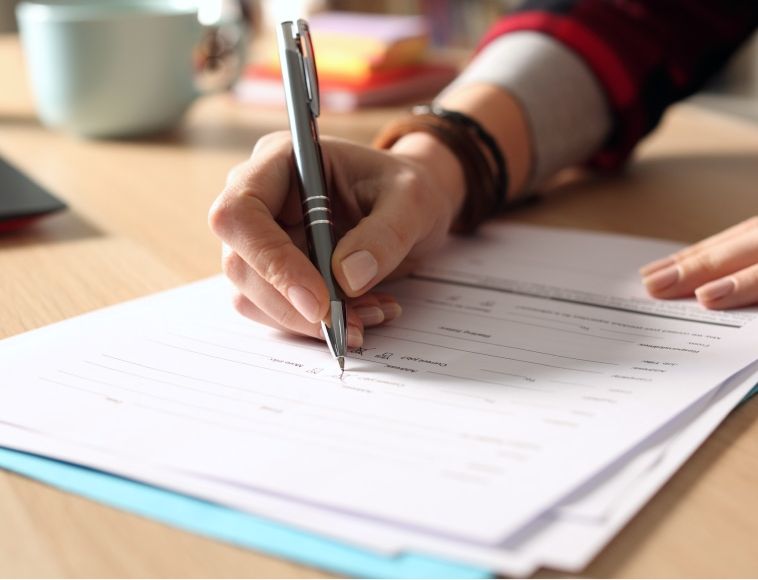 Vyplňování formuláře propiskou