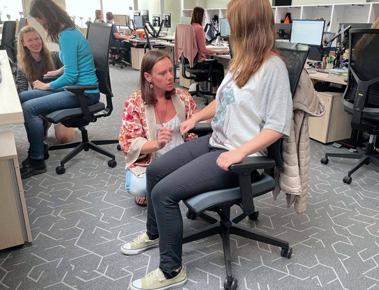 Člověk pracující s ergonomickou klávesnicí a vertikální myší