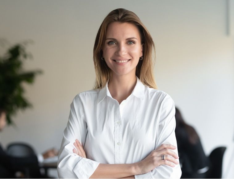 Usmívající se žena v bílé košili