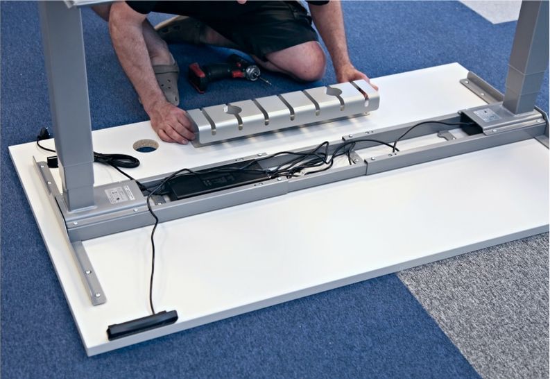 Instalace cable managementu k polohovatelnému stolu