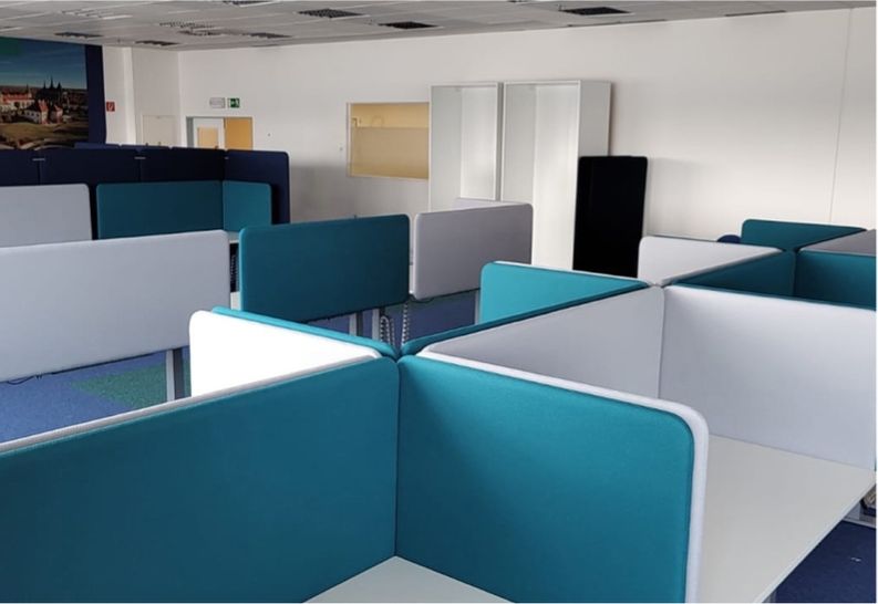 Pracoviště s akustickými stěnami
