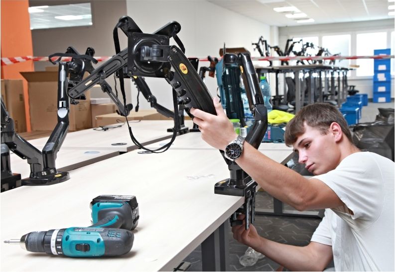 Montáž otočných ramen na monitor