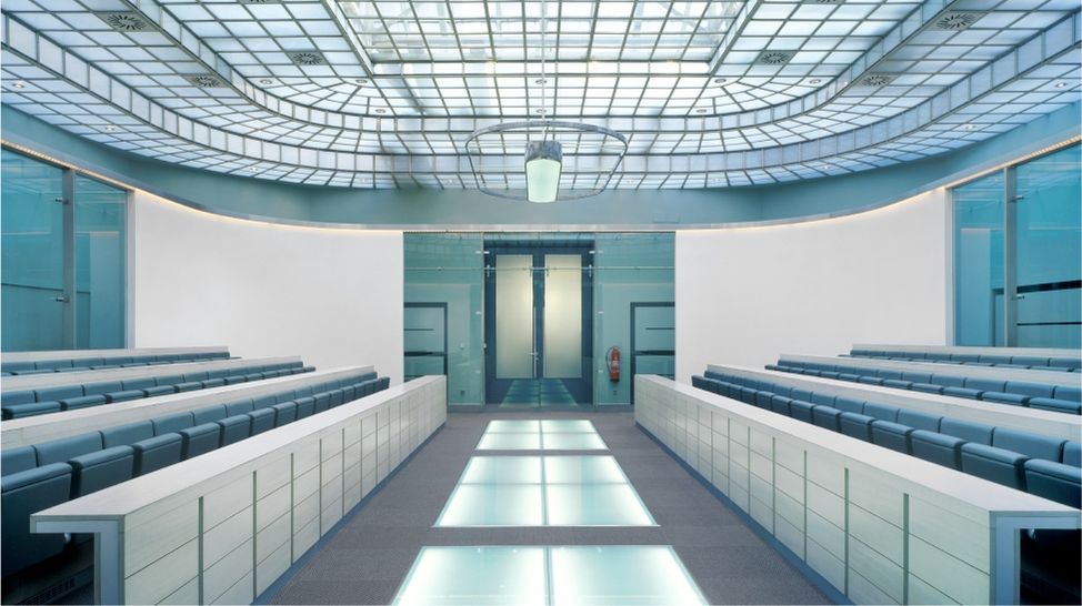 Místnost s lavicemi a proskleným stropem